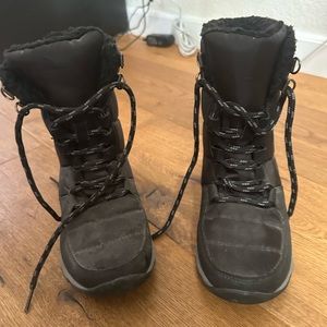 Unisex SNOW boots size 5, Brand new never worn
